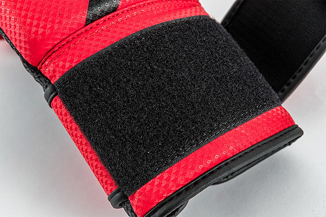 Боксерские перчатки UFC PRO Performance Rush Red,14oz 1050_700